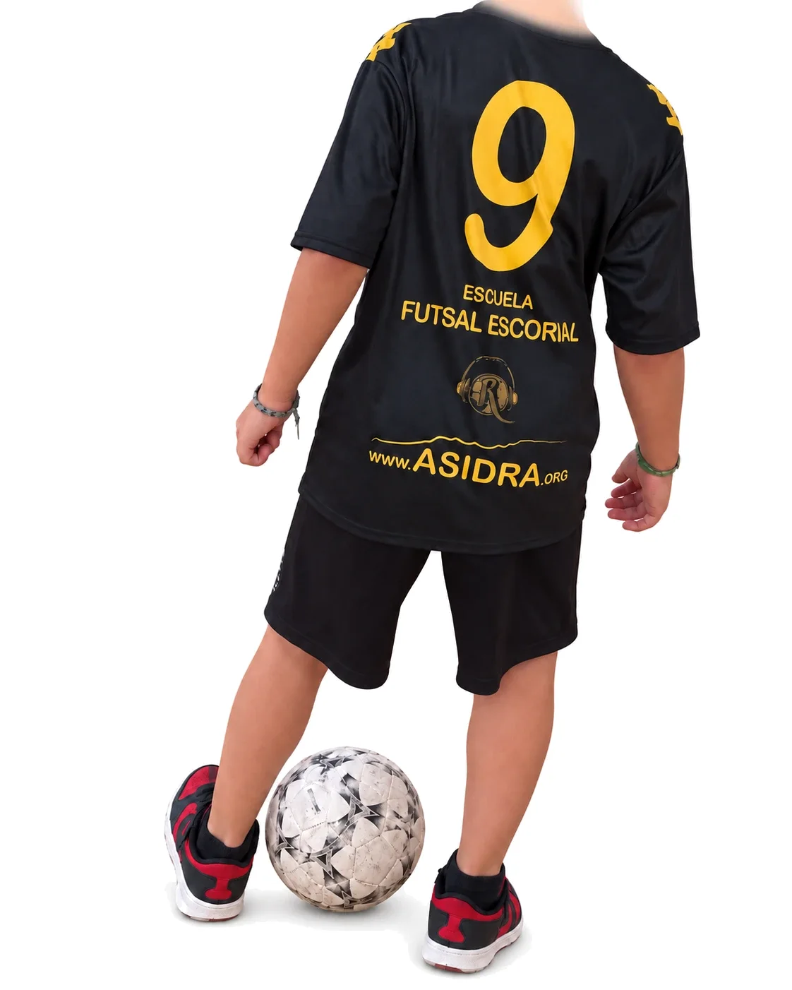 Un niño de la Escuela Futsal Escorial, de espaldas con el 9, pisa el balón