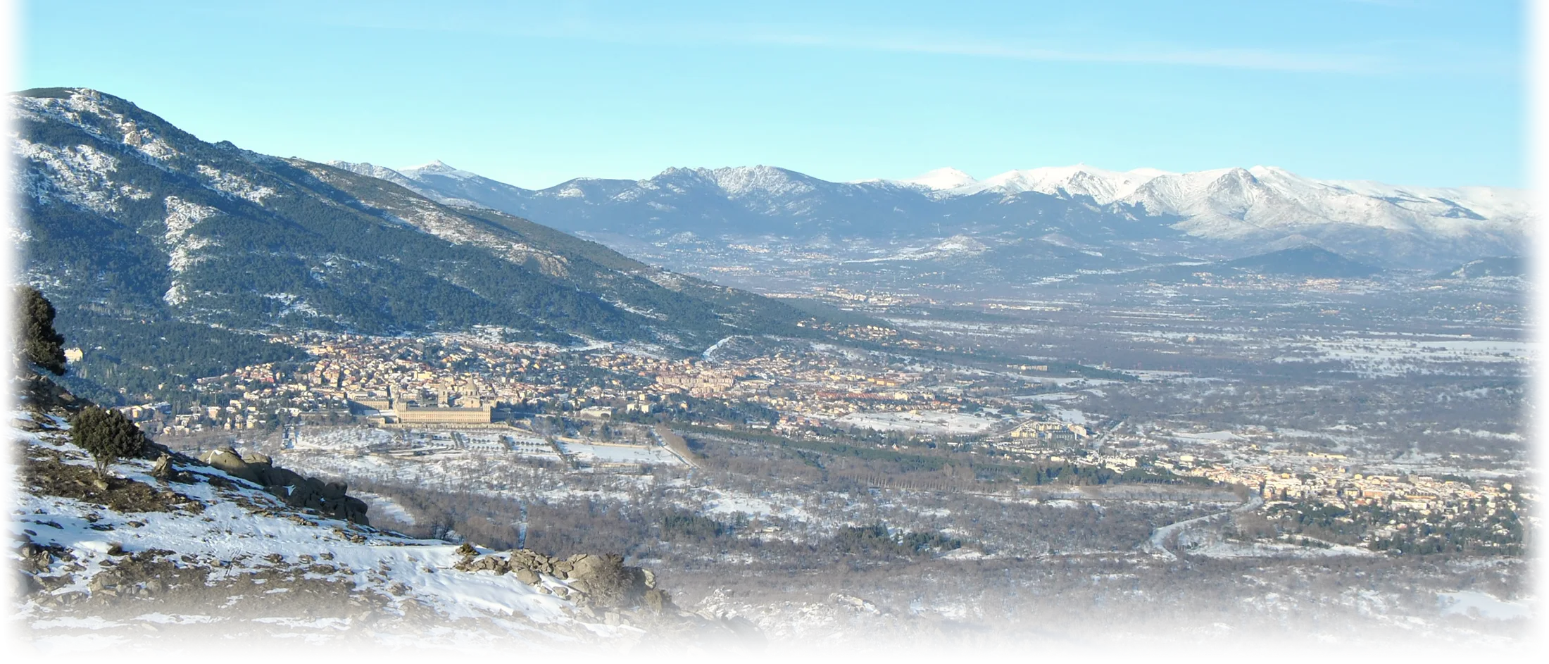 El valle de El Escorial nevado, con el Monasterio y la sierra de Guadarrama al fondo