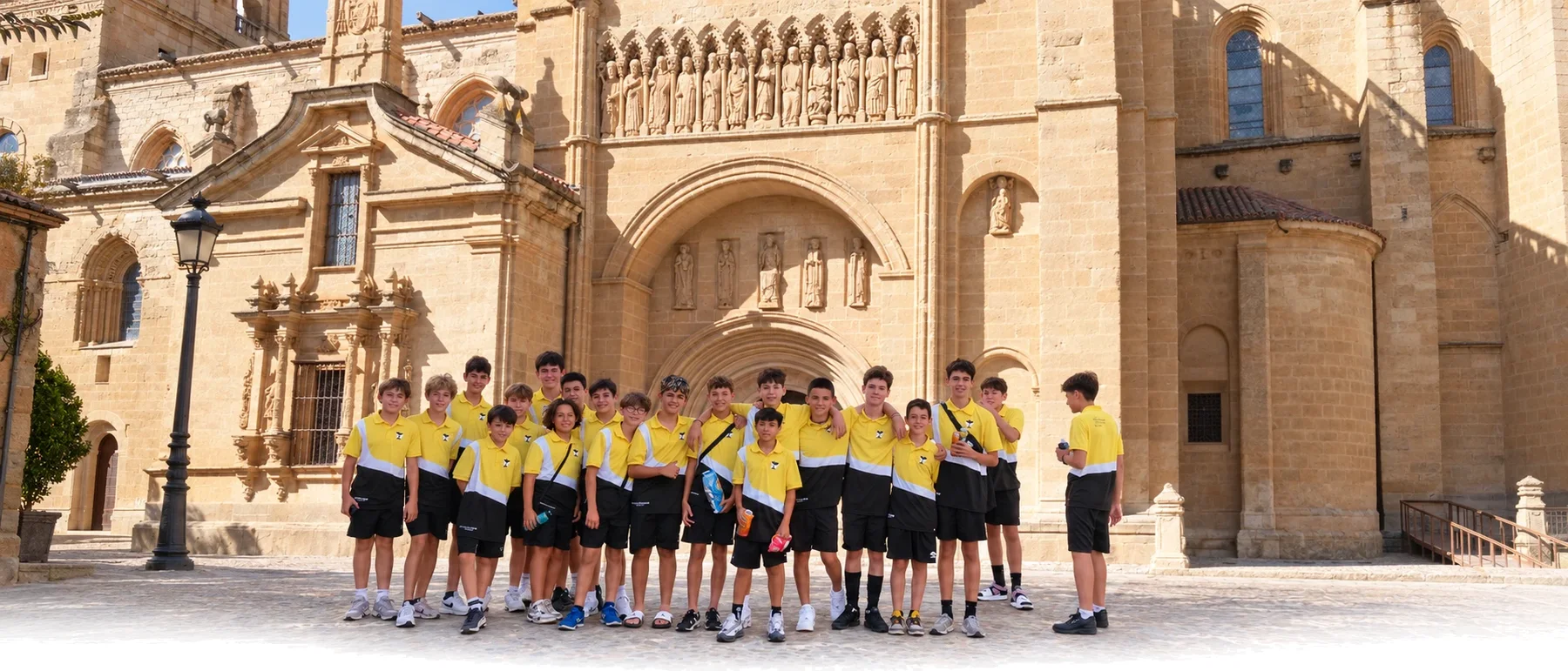 La expedición de ASIDRA ante la catedral de Ciudad Rodrigo
