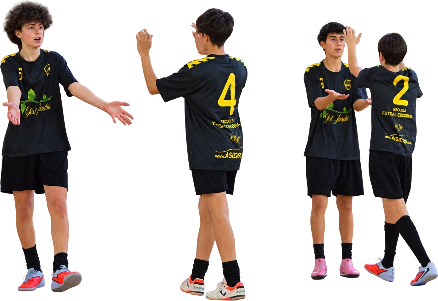 Cuatro jugadores de la escuela se saludan: uno abre los brazos y los demás chocan las manos