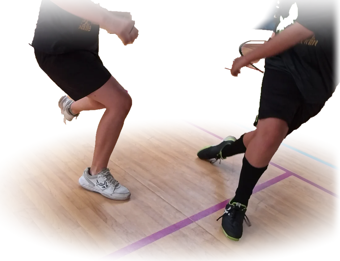 Dos jugadores pelean un balón en la pista