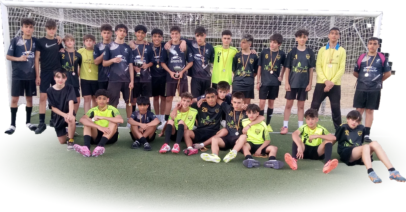 Un equipo de fútbol 7 de Fresnedillas con sus medallas, delante de la portería