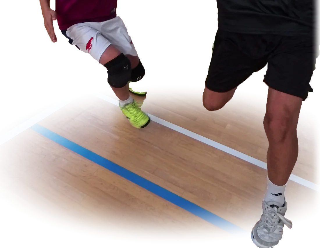 Dos jugadores corren por la pista